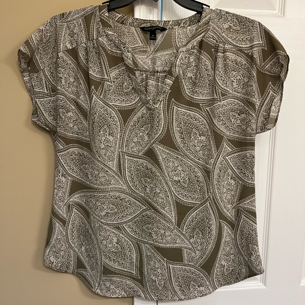 Banana Republic blouse, Size M, great condition, Dark tan and white paisley